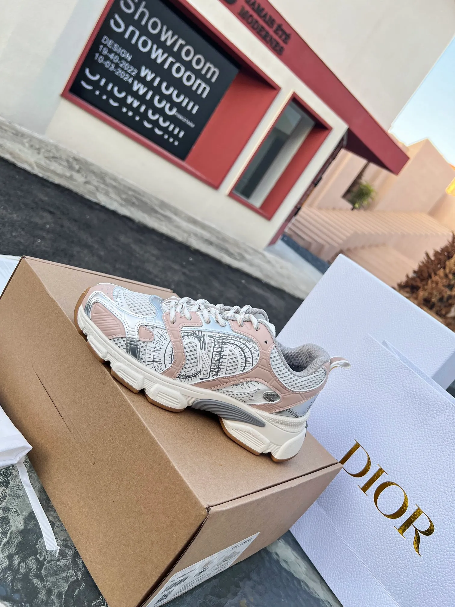 👟👟Ex-factory price 600👟👟 High version couple model🍸 Dior Dior | 2024 ˢˢDilraba, many stars have the same style. L’s 2024 spring and summer new products. The latest popular Chrono series, thick-soled mesh color-blocking running shoes, dad shoes, casual sports shoes series〰 Original purchase, development and production👍🏻This Dior Chrono sneaker is made of white and black mesh fabric with leather effect panels. The CD logo on both sides, the star patch on the tongue and the Dior logo on the heel, many details highlight the style. The two-tone laces, lightweight sole and star embellishment allow for a casual look all year round, complementing a variety of casual or elegant pieces. ♺Upper: Original imported first-layer cowhide + mesh ♺Inner lining: Original customized breathable lining ♺Outsole: Original molded EVA super light and super soft outsole ♺Heel height: 4.5cm ♺Size: Female 35-41 Male 39-45 (Female 40.41 Male 45 customized)